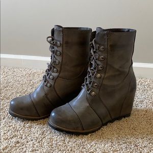Women’s wedge boots